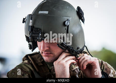 Staff Sgt. Jeffrey Pratt, Flight Engineer mit der 8 Special Operations Squadron, zieht seinen Helm vor einem Flug am Hurlburt Field, Fla., Nov. 8, 2016. Das bodenpersonal mit der 8. SOS Verhalten routine Ausbildung Flüge ihre Bereitschaft, globale spezielle Operationen auszuführen, zu gewährleisten. (U.S. Air Force Foto von Airman 1st Class Joseph aus.) Stockfoto