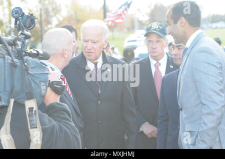 11/11/16 - Veteran's Day Event Vizepräsident Joe Biden kommt am Tag der Feier der Veteran an der Delaware Memorial Bridge als Mitglieder aller Leistungen der Vergangenheit und Gegenwart ehren diejenigen, die gedient haben, in Wilmington, Del (US Army National Guard Foto: Staff Sgt. James Pernol/freigegeben) Stockfoto