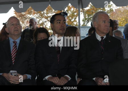 11/11/16 - Veteran's Day Event Vizepräsident Joe Biden kommt am Tag der Feier der Veteran an der Delaware Memorial Bridge als Mitglieder aller Leistungen der Vergangenheit und Gegenwart ehren diejenigen, die gedient haben, in Wilmington, Del (US Army National Guard Foto: Staff Sgt. James Pernol/freigegeben) Stockfoto