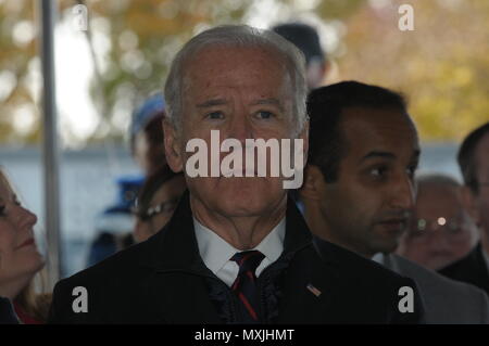 11/11/16 - Veteran's Day Event Vizepräsident Joe Biden am Tag der Feier der Veteran an der Delaware Memorial Bridge als Mitglieder aller Leistungen der Vergangenheit und Gegenwart ehren diejenigen, die gedient haben, in Wilmington, Del (US Army National Guard Foto: Staff Sgt. James Pernol/freigegeben) Stockfoto