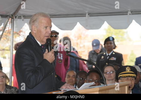 11/11/16 - Veteran's Day Event-Vizepräsident Joe Biden spricht während Feier zum Tag des Veteran an der Delaware Memorial Bridge als Mitglieder aller Leistungen der Vergangenheit und Gegenwart ehren diejenigen, die gedient haben, in Wilmington, Del (US Army National Guard Foto: Staff Sgt. James Pernol/freigegeben) Stockfoto