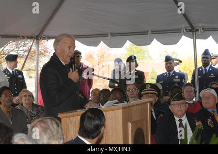 11/11/16 - Veteran's Day Event-Vizepräsident Joe Biden spricht während Feier zum Tag des Veteran an der Delaware Memorial Bridge als Mitglieder aller Leistungen der Vergangenheit und Gegenwart ehren diejenigen, die gedient haben, in Wilmington, Del (US Army National Guard Foto: Staff Sgt. James Pernol/freigegeben) Stockfoto