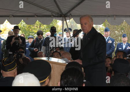 11/11/16 - Veteran's Day Event-Vizepräsident Joe Biden spricht während Feier zum Tag des Veteran an der Delaware Memorial Bridge als Mitglieder aller Leistungen der Vergangenheit und Gegenwart ehren diejenigen, die gedient haben, in Wilmington, Del (US Army National Guard Foto: Staff Sgt. James Pernol/freigegeben) Stockfoto