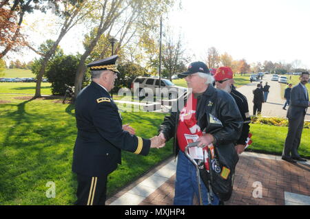 11/11/16 - Veteran's Day Event US-Armee Generalmajor Frank Vavala, Adjutant General Washington National Guard, grüßt Veteranen vor Beginn der Feier zum Tag der Veteran an der Delaware Memorial Bridge als Mitglieder aller Leistungen der Vergangenheit und Gegenwart ehren diejenigen, die gedient haben, in Wilmington, Del (US Army National Guard Foto: Staff Sgt. James Pernol/freigegeben) Stockfoto