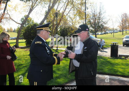 11/11/16 - Veteran's Day Event US-Armee Generalmajor Frank Vavala, Adjutant General Washington National Guard, grüßt Veteranen vor Beginn der Feier zum Tag der Veteran an der Delaware Memorial Bridge als Mitglieder aller Leistungen der Vergangenheit und Gegenwart ehren diejenigen, die gedient haben, in Wilmington, Del (US Army National Guard Foto: Staff Sgt. James Pernol/freigegeben) Stockfoto