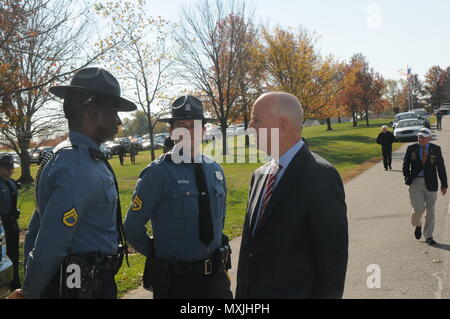 11/11/16 - Veteran's Day Event Gouverneur Jack Markell Gespräche mit Delaware State Polizei Veteranen vor Beginn der Feier zum Tag der Veteran an der Delaware Memorial Bridge als Mitglieder aller Leistungen der Vergangenheit und Gegenwart ehren diejenigen, die gedient haben, in Wilmington, Del (US Army National Guard Foto: Staff Sgt. James Pernol/freigegeben) Stockfoto