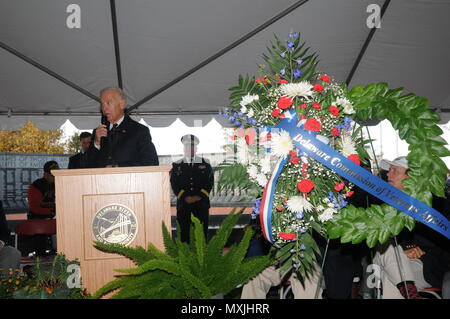 11/11/16 - Veteran's Day Event US-Vizepräsident Joe Biden Adressen der Masse der Veteranen am Tag der Feier der Veteran an der Delaware Memorial Bridge als Mitglieder aller Leistungen der Vergangenheit und Gegenwart ehren diejenigen, die gedient haben, in Wilmington, Del (US Army National Guard Foto: Staff Sgt gesammelt. James Pernol/freigegeben) Stockfoto