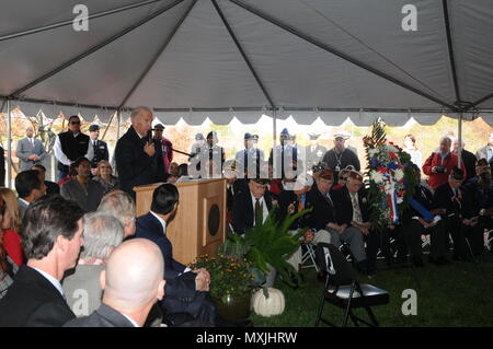 11/11/16 - Veteran's Day Event US-Vizepräsident Joe Biden Adressen der Masse der Veteranen am Tag der Feier der Veteran an der Delaware Memorial Bridge als Mitglieder aller Leistungen der Vergangenheit und Gegenwart ehren diejenigen, die gedient haben, in Wilmington, Del (US Army National Guard Foto: Staff Sgt gesammelt. James Pernol/freigegeben) Stockfoto