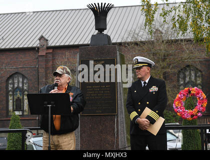 161111-N-WX 604-106 Everett, Washington (Nov. 11, 2016) Bradford Pilkenton, Vorsitzender des Memorial Day Club, spricht während Tag Zeremonie der jährlichen Snohomish County Courthouse Das ewige Flamme's Memorial Veteran in Everett. Die Zeremonie begann 1972, als die Immergrünen Kapitel American Gold Star Mütter, Inc. die ewige Flamme zu den Veteranen der Snohomish County. (U.S. Marine Foto von Petty Officer 3. Klasse Joseph Montemarano/Freigegeben) Stockfoto