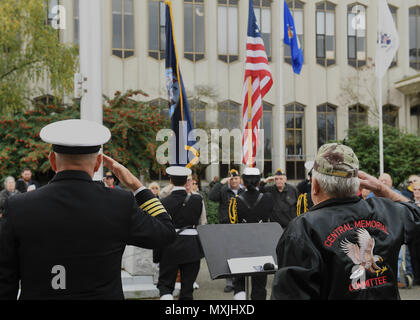 161111-N-WX 604-147 Everett, Washington (Nov. 11, 2016) Service Mitglieder und Zivilisten begrüssen die Farben während der Zeremonie die jährliche Snohomish County Courthouse Das ewige Flamme's Memorial Veteran in Everett. Die Zeremonie begann 1972, als die Immergrünen Kapitel American Gold Star Mütter, Inc. die ewige Flamme zu den Veteranen der Snohomish County. (U.S. Marine Foto von Petty Officer 3. Klasse Joseph Montemarano/Freigegeben) Stockfoto