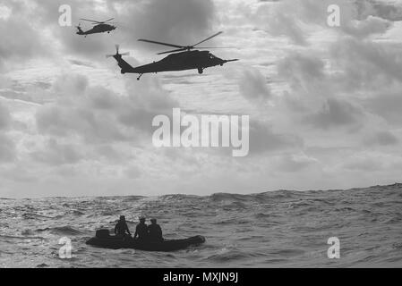 Us Air Force pararescuemen vom 31 RS und HH-60 Falken ebnen vom 33. Rescue Squadron Rettung simulierte Überlebenden während der Übung scharfes Schwert 17 Nov. 9, 2016, in der Nähe von Okinawa, Japan. KS 17 handelt es sich um US-Streitkräfte und der JSDF aus allen Komponenten beider Armeen, Ausbildung die bilateralen Maßnahmen zur Unterstützung der Verteidigung von Japan zu führen. (U.S. Air Force Foto von Airman 1st Class Corey M. Pettis) Stockfoto