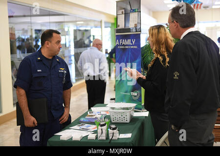 161115-N-TP 832-043 JACKSONVILLE, Fla. (Nov. 15, 2016) Petty Officer 1st Class Eric Muro, eine Küste der Scots Guards zu Hubschrauber Verbot taktische Squadron Jacksonville zugeordnet, spricht mit Bibi heidnischen und Don Fogus, Training Manager für Tampa Anker Werke Jacksonville Service Center, bei der Stadt Jacksonville Woche Valor Veteranen und militärischen Auftrag und Ressourcen Fair. Rund 70 Arbeitgeber nahmen an der Veranstaltung teil, die aktiv die Einstellung mit Stellenangeboten aus dem Eintrag wurden auf Executive Level. Die Messe ist ein fester Bestandteil der Woche in der Sie sucht match Übergang mili Stockfoto