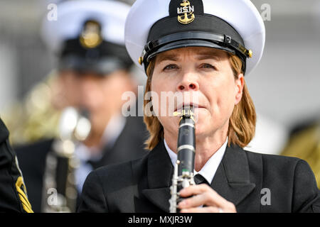 Senior Chief Petty Officer Laura D. Grantier, United States Navy Band spielt sie Klarinette während des Veterans Day Feier am Denkmal Amphitheater am Arlington National Cemetery, Arlington, Va., Nov. 11, 2016 (U.S. Armee Foto von Sgt. Ricky Bowden/Freigegeben) Stockfoto