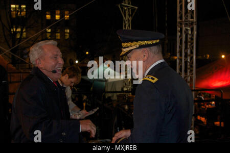 Generalleutnant Steve Lanza (rechts), ich Corps kommandierenden General spricht mit Trainer Lee Corso am Set von ESPN College Spiel-Tag an der Universität von Washington in Seattle, November 12. (U.S. Armee Foto vom Kapitän Kain Claxton) Stockfoto