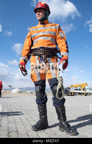 Bayartogtokh Jamsran, Mongolian National Emergency Management Agency Special Rescue Unit, steht in einem Rescue Übung Mai 4, 2017, in Dalanzadgad, Mongolei als Teil der Gobi Wolf 2017 zu beteiligen. GW 17 wird veranstaltet von der mongolischen Nationalen Emergency Management Agency und mongolischen Streitkräfte als Teil der humanitären Hilfe der USA Armee Pazifik und Katastrophenhilfe 'Pacific Resilienz'-Serie. Stockfoto