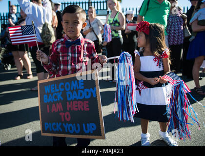 161114-N-GR 718-024 SAN DIEGO (Nov. 14, 2016) - Angehörige und Freunde warten auf der Pier am Naval Base San Diego für die Ankunft der geführten Anti-raketen-Zerstörer USS Spruance (DDG111) von sieben - Monat der Bereitstellung. Spruance, zusammen mit geführt - Flugzerstörer USS Decatur (DDG73) und USS Momsen (DDG92), für die Unterstützung der maritimen Sicherheit und Stabilität in der Indo-Asia bereitgestellt - Pazifik Region als Teil des Eröffnungs-USA 3 Flotte Pacific Oberfläche Action Group unter Commander, Destroyer Squadron (CDS) 31. (U.S. Marine Foto von Petty Officer 3. Klasse Chelsea D. Täglich/Freigegeben) Stockfoto