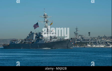 161114-N-SF 984-011 SAN DIEGO (Nov. 14, 2016) - der Arleigh-burke-Klasse geführte Anti-raketen-Zerstörer USS Spruance (DDG111) kehrt in seine Homeport, Naval Base San Diego, nach Abschluss eines 7-Monats Deployment, Nov. 14. Spruance, zusammen mit geführt - Flugzerstörer USS Decatur (DDG73) und USS Momsen (DDG92), für die Unterstützung der maritimen Sicherheit und Stabilität in der Indo-Asia bereitgestellt - Pazifik Region als Teil des Eröffnungs-USA 3 Flotte Pacific Oberfläche Action Group unter Commander, Destroyer Squadron (CDS) 31. (U.S. Marine Foto von Petty Officer 3. Klasse Chelsea Troy Milburn/Freigegeben) Stockfoto