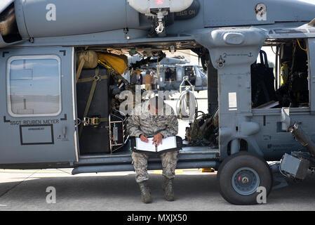 Us Air Force Senior Airman Esrick Hamilton, ein Betreuer aus der 33 Hubschrauber Wartungseinheit, bereitet ein HH-60 Pave Hawk für Take-off während der Übung scharfes Schwert 17 Nov. 8, 2016, bei Kadena Air Base, Japan. Rund 11.000 US-Personal wird in KS 17 teilnehmen, einschließlich der US-Streitkräfte Japan Hauptsitz zugewiesen, 5 Air Force, US Naval Forces Japan, US-Armee Japan, III Marine Expeditionary Force und amphibische Kraft 7 Flotte. (U.S. Air Force Foto von Airman 1st Class Corey M. Pettis) Stockfoto