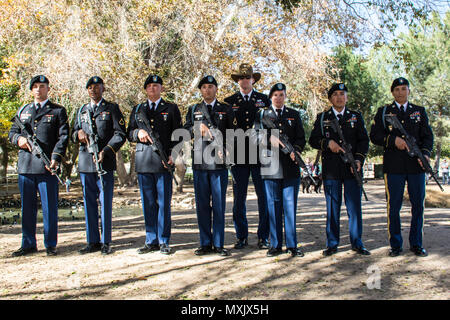 HESPERIA, Kalifornien, - das Hesperia und Park-bezirk Gastgeber eines Veterans Day Zeremonie im Hesperia Lake Park, 11. November 2016. Us-Armee Oberstleutnant Christopher Danbeck, Commander, 1.Staffel, 11 gepanzerte Kavallerie Regiments, diente als einer der Gastredner für die Zeremonie. Abschlussveranstaltung des Tages, eine ehrengarde von einer Truppe, 1 Sqdn, 11. ACR erzeugt eine 21-gun Salute in memoriam und Gedenken an die Männer und Frauen, die gedient haben, sowohl in die Vergangenheit und Gegenwart. (U.S. Armee Foto von Pvt. Austin Anyzeski, 11. ACR) Stockfoto