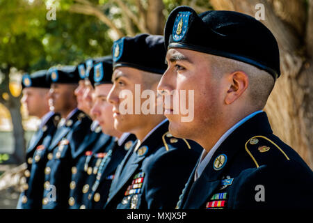 HESPERIA, Kalifornien, - das Hesperia und Park-bezirk Gastgeber eines Veterans Day Zeremonie im Hesperia Lake Park, 11. November 2016. Us-Armee Oberstleutnant Christopher Danbeck, Commander, 1.Staffel, 11 gepanzerte Kavallerie Regiments, diente als einer der Gastredner für die Zeremonie. Abschlussveranstaltung des Tages, eine ehrengarde von einer Truppe, 1 Sqdn, 11. ACR erzeugt eine 21-gun Salute in memoriam und Gedenken an die Männer und Frauen, die gedient haben, sowohl in die Vergangenheit und Gegenwart. (U.S. Armee Foto von Pvt. Austin Anyzeski, 11. ACR) Stockfoto