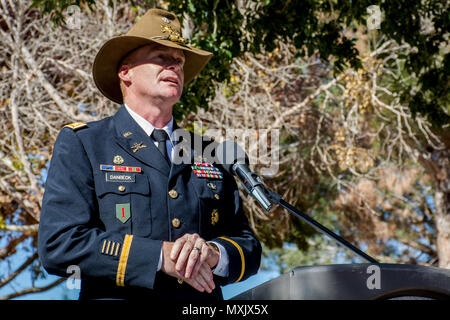 HESPERIA, Kalifornien, - das Hesperia und Park-bezirk Gastgeber eines Veterans Day Zeremonie im Hesperia Lake Park, 11. November 2016. Us-Armee Oberstleutnant Christopher Danbeck, Commander, 1.Staffel, 11 gepanzerte Kavallerie Regiments, diente als einer der Gastredner für die Zeremonie. Abschlussveranstaltung des Tages, eine ehrengarde von einer Truppe, 1 Sqdn, 11. ACR erzeugt eine 21-gun Salute in memoriam und Gedenken an die Männer und Frauen, die gedient haben, sowohl in die Vergangenheit und Gegenwart. (U.S. Armee Foto von Pvt. Austin Anyzeski, 11. ACR) Stockfoto