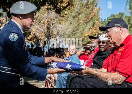 HESPERIA, Kalifornien, - das Hesperia und Park-bezirk Gastgeber eines Veterans Day Zeremonie im Hesperia Lake Park, 11. November 2016. Us-Armee Oberstleutnant Christopher Danbeck, Commander, 1.Staffel, 11 gepanzerte Kavallerie Regiments, diente als einer der Gastredner für die Zeremonie. Abschlussveranstaltung des Tages, eine ehrengarde von einer Truppe, 1 Sqdn, 11. ACR erzeugt eine 21-gun Salute in memoriam und Gedenken an die Männer und Frauen, die gedient haben, sowohl in die Vergangenheit und Gegenwart. (U.S. Armee Foto von Pvt. Austin Anyzeski, 11. ACR) Stockfoto