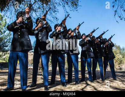 HESPERIA, Kalifornien, - das Hesperia und Park-bezirk Gastgeber eines Veterans Day Zeremonie im Hesperia Lake Park, 11. November 2016. Us-Armee Oberstleutnant Christopher Danbeck, Commander, 1.Staffel, 11 gepanzerte Kavallerie Regiments, diente als einer der Gastredner für die Zeremonie. Abschlussveranstaltung des Tages, eine ehrengarde von einer Truppe, 1 Sqdn, 11. ACR erzeugt eine 21-gun Salute in memoriam und Gedenken an die Männer und Frauen, die gedient haben, sowohl in die Vergangenheit und Gegenwart. (U.S. Armee Foto von Pvt. Austin Anyzeski, 11. ACR) Stockfoto