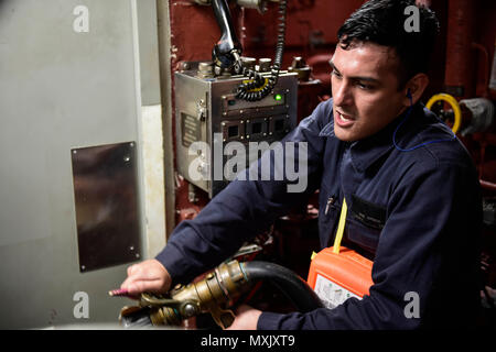 161109-N-FP878-057MEDITERRANEAN Meer (9. November 2016) Seemann José Orozco aus Houston, kämpft eine simulierte Klasse Bravo Feuer an Bord USS Ross (DDG 71) 9. November 2016.  Ross, ein Zerstörer der Arleigh-Burke-Klasse-geführte Flugkörper in Rota, Spanien, nach vorne bereitgestellt führt Marinebetriebe in den USA 6. Flotte Bereich der Maßnahmen zur Erhöhung der Sicherheit der Vereinigten Staaten in Europa und Afrika interessiert. (Foto: U.S. Navy Petty Officer 1st Class Theron J. Godbold/freigegeben) Stockfoto