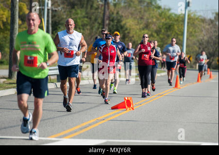 161103-N-YL257-082 NORFOLK (3. November 2016) im Ruhestand Master Chief Linda "Sonnigen" Fox läuft während ein Verwundeten Krieger 5-Kilometer-Marathon am Naval Support Aktivität Hampton Roads. Sonnig, ein Krebs-Überlebenden ist auf einen Eimer Liste Suche nach 1.000 Marathonläufe und diese Markierungen Startnummer 897 abzuschließen. (Foto: U.S. Navy Petty Officer 3rd Class Christopher Gaines/freigegeben) Stockfoto