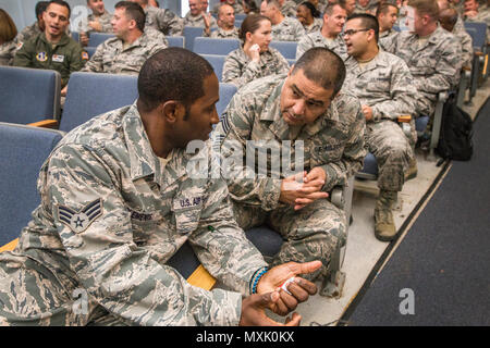 Senior Airman Andre K. Clements, Links, und Chief Master Sgt. Jose A. Gonzalez, sowohl mit der 177th Fighter Wing, New Jersey Air National Guard, die Teilnahme an einer Übung auf effektiver Kommunikation während der Professionalität: Humankapital Seminar an der Timmerman, Joint Base Mc Guire-Dix - Lakehurst, New Jersey, November 9, 2016 statt. Oberstleutnant George R. Sanderlin, Beruf des Center of Excellence, New Jersey Air National Guard und 87th Air Base Wing Piloten zusammen mit Armee Reservisten zur Selbstreflexion als Mittel, um besser zu verstehen, wie militärische Mitglieder können b Stockfoto