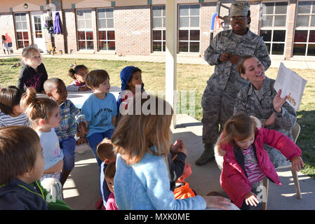 Staff Sgt. Ashley Gurden, ein medizinischer Techniker 28 medizinische Operationen Geschwader zugewiesen, liest ein Buch, das Kinder in der Entwicklung des Kindes, die Sie während der Nationalen Native American Heritage Monat an der Ellsworth Air Force Base, S.D., November 3, 2016. Das Buch, "Wenn Sie mit der Sioux Indianer" lebte, beschreibt das Leben der Sioux Indianer in North und South Dakota in den Jahren 1800 bis 1850. (U.S. Air Force Foto von Airman 1st Class Randahl J. Jenson) Stockfoto