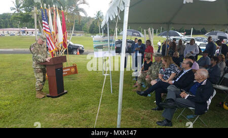 Oberst Michael T. Harvey Garrison Commander Adressen Familien und verehrte Gäste während der Fort Buchanan Child Development Center Spatenstich auf Fort Buchanan, 5. Mai statt. Stockfoto