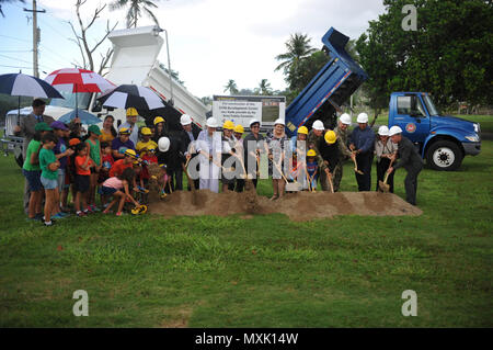 Oberst Michael T. Harvey Garrison Commander, Bewohner Kommissar Jenniffer Gonzalez, Brig. Gen. Alberto C. Rosende kommandierender General der 1. Mission Support Command und Kinder vom Child Development Center am Fort Buchanan schaufel Schmutz während der Spatenstich zum Bau der neuen Child Development Center, am Ft. Buchanan, 5. Mai. Stockfoto
