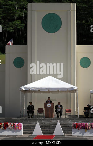 161111-M-SQ 436-1043 Kaneohe, Hawaii (Nov. 11, 2016) reg. David Y. Ige spricht während der 2016 Governor's Veterans Day Zeremonie an der Hawaii State Veteran-kirchhof in Kaneohe, Hawaii. Das Thema der Veranstaltung war "Veteranen: Aus Liebe zu Land, sie serviert", die eine Parade von Fahnen, Präsentation von floralen leis und Musik aus der 111 Oklahoma Army National Guard Band enthalten. (U.S. Marine Corps Foto: Staff Sgt. Jason W. Fudge/Freigegeben) Stockfoto