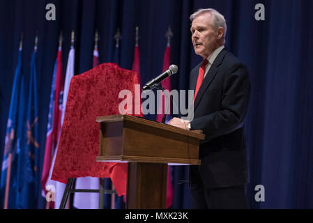 161109-N-LV 331-003 CHERRY POINT, N.C. (Nov. 9, 2016) Sekretärin der Marine (Secnav) Ray Mabus kündigt an, dass der Name der Arleigh-Burke-Klasse Zerstörer, DDG121, wird Frank E. Petersen jr., zu Ehren des Marine Corps Generalleutnant wer war der erste Afro-amerikanische Marine Corps Aviator und die ersten afroamerikanischen Marine Corps General Officer. (U.S. Marine Foto von Petty Officer 1st Class Armando Gonzales/Freigegeben) Stockfoto