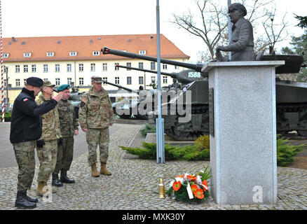 (Zu Recht) Die polnischen Streitkräfte Generalmajor Jaroslaw Mika, Commander, 11 gepanzerte Kavallerie Division links, zeigt Gen. Daniel Allyn, United States Army Stellvertretender Stabschef; die polnischen Streitkräfte Generalleutnant Leszek Surawski, Commander, 16 Mechanisierte Division; und US-Armee Brig. Gen. Kenneth L. Kamper, stellvertretender Kommandierender General, 4 Infanterie Division, ein Denkmal für polnische Soldaten bei einem Besuch des Heritage House Military Museum in Zagan, Polen, November 15, 2016 eingeweiht. Allyn und Kamper wurden in Polen Polnische Militärbasen und Trainingsgelände in der Vorbereitung für die 4. Inf. Div. der kommenden Stockfoto