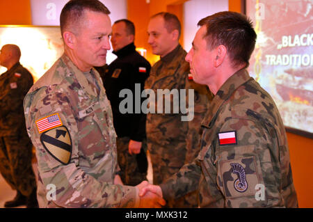 Gen. Daniel Allyn, United States Army Stellvertretender Stabschef, schüttelt die Hand eines polnischen Soldaten bei seinem Besuch im Heritage House Military Museum in Zagan, Polen, November 15, 2016. Allyn und Kamper wurden in Polen Polnische Militärbasen und Trainingsgelände in der Vorbereitung für die 4. Inf. Div. bevorstehenden Einsatz in der Unterstützung seiner Verbündeten in der NATO und den Betrieb Atlantic lösen. (U.S. Armee Foto von Sgt. William A. Tanner) Stockfoto