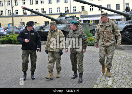 (Zu Recht) Die polnischen Streitkräfte Generalmajor Jaroslaw Mika, Commander, 11 gepanzerte Kavallerie Division links, spricht mit Gen. Daniel Allyn, United States Army Stellvertretender Stabschef; die polnischen Streitkräfte Generalleutnant Leszek Surawski, Commander, 16 Mechanisierte Division; und US-Armee Brig. Gen. Kenneth L. Kamper, stellvertretender Kommandierender General, 4 Infanterie Division, bei einem Besuch im Heritage House Military Museum in Zagan, Polen, November 15, 2016. Allyn und Kamper wurden in Polen Polnische Militärbasen und Trainingsgelände in der Vorbereitung für die 4. Inf. Div. bevorstehenden Einsatz zur Unterstuetzung der NATO Stockfoto