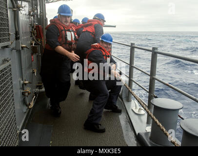 161115-N-FT 178-042 PAZIFISCHEN OZEAN (Nov. 15, 2016) Segler hebe Linie auf der Backbordseite der Ticonderoga-Klasse geführte-missile Cruiser USS Lake Champlain (CG57) während einer Auffüllung-auf-See. Lake Champlain ist unterwegs mit Carrier Strike Group Die Composite Trainingsgerät Übung zur Vorbereitung auf einen künftigen Einsatz. (U.S. Marine Foto von Petty Officer 2. Klasse Nathan K. Serpico/Freigegeben) Stockfoto