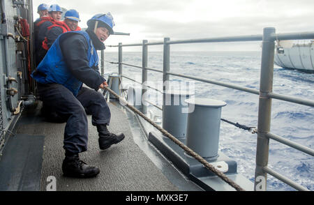 161115-N-FT 178-050 PAZIFISCHEN OZEAN (Nov. 15, 2016) Segler hebe Linie auf der Backbordseite der Ticonderoga-Klasse geführte-missile Cruiser USS Lake Champlain (CG57) während einer Auffüllung-auf-See. Lake Champlain ist unterwegs mit Carrier Strike Group Die Composite Trainingsgerät Übung zur Vorbereitung auf einen künftigen Einsatz. (U.S. Marine Foto von Petty Officer 2. Klasse Nathan K. Serpico/Freigegeben) Stockfoto