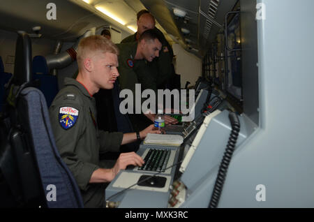 161117-N-WJ 640-002 BRUNEI (Nov. 17, 2016) Matrosen zu Patrol Squadron 10 (VP-10) Rot Lancers angebracht, Proben in einem Training Mission während der Zusammenarbeit flott Bereitschaft und Weiterbildung (Karat) Brunei 2016, Nov. 17. CARAT ist eine Reihe von jährlichen maritime Übungen zwischen der US Navy, US Marine Corps und der bewaffneten Kräfte der neun Partner Nationen Bangladesch, Brunei, Kambodscha, Indonesien, Malaysia, den Philippinen, Singapur, Thailand, und Timor-Leste. (U.S. Marine Foto von Petty Officer 3. Klasse Madailein Abbott) Stockfoto