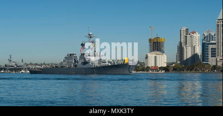 161114-N-SF 984-032 SAN DIEGO (Nov. 14, 2016) - der Arleigh-burke-Klasse geführte Anti-raketen-Zerstörer USS Decatur (DDG73) kehrt in seine Homeport, Naval Base San Diego, nach Abschluss eines 7-Monats Deployment, Nov. 14. Decatur, zusammen mit geführt - Flugzerstörer USS Momsen (DDG92) und USS Spruance (DDG111), für die Unterstützung der maritimen Sicherheit und Stabilität in der Indo-Asia bereitgestellt - Pazifik Region als Teil des Eröffnungs-USA 3 Flotte Pacific Oberfläche Action Group unter Commander, Destroyer Squadron (CDS) 31. (U.S. Marine Foto von Petty Officer 3. Klasse Chelsea Troy Milburn/Freigegeben) Stockfoto