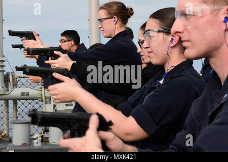 161114-N-RP 878-139 MITTELMEER (Nov. 14, 2016) Segler Line Up auf der Schusslinie während einer kleinen Arme schießen an Bord der USS Ross (DDG71). Ross, einer der Arleigh-Burke-Klasse geführte-missile Destroyer, Vorwärts - Rota, Spanien bereitgestellt werden, ist die Durchführung von naval Operations in den USA 6 Flotte Bereich der Maßnahmen zur Unterstützung der US-amerikanischen nationalen Sicherheitsinteressen in Europa und Afrika. (U.S. Marine Foto von Petty Officer 1st Class Theron J. Godbold/Freigegeben) Stockfoto
