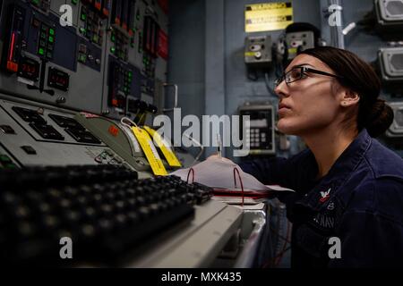 161115-N-RP 878-045 MITTELMEER (Nov. 15, 2016) Petty Officer 2nd class Cristina Serna aus El Paso, Texas, steht in der zentralen Leitwarte an Bord der USS Ross (DDG71) November 15, 2016. Ross, einer der Arleigh-Burke-Klasse geführte-missile Destroyer, Vorwärts - Rota, Spanien bereitgestellt werden, ist die Durchführung von naval Operations in den USA 6 Flotte Bereich der Maßnahmen zur Unterstützung der US-amerikanischen nationalen Sicherheitsinteressen in Europa und Afrika. (U.S. Marine Foto von Petty Officer 1st Class Theron J. Godbold/Freigegeben) Stockfoto