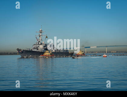 161114-N-GR 718-053 SAN DIEGO (Nov. 14, 2016) - der Arleigh-burke-Klasse geführte Anti-raketen-Zerstörer USS Spruance (DDG111) zurück nach San Diego, 07.11.14, was bedeutet, dass der Abschluss eines 7-monatigen Einsatz. Spruance, zusammen mit geführt - Flugzerstörer USS Decatur (DDG73) und USS Momsen (DDG92), für die Unterstützung der maritimen Sicherheit und Stabilität in der Indo-Asia bereitgestellt - Pazifik Region als Teil des Eröffnungs-USA 3 Flotte Pacific Oberfläche Action Group unter Commander, Destroyer Squadron (CDS) 31. (U.S. Marine Foto von Petty Officer 3. Klasse Chelsea D. Täglich/Freigegeben) Stockfoto