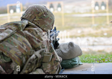 Us-Armee Pfc. Arthur Sanders, ein Fallschirmjäger bei der 54Th Brigade Ingenieur Bataillon zugeordnet, 173Rd Airborne Brigade, engagiert sich Ziele mit einem M4 Carbine während der Treffsicherheit Ausbildung bei Cao Malnisio, Pordenone, Italien, 16. November, 2016. Die 173Rd Airborne Brigade ist der US-Armee Contingency Response Force in Europa, die in der Projektion bereit Kräfte überall in den USA in Europa, Afrika oder Verantwortungsbereich Zentrale Befehle' innerhalb von 18 Stunden. (U.S. Armee Foto von visuellen Informationen Spezialist Davide Dalla Massara) Stockfoto