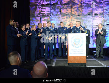 Kapitän Robert Warren, der Kommandant der Küstenwache Sektor San Juan, Puerto Rico, spricht am Mittwoch, November 11, 2016, bei der 23. jährlichen Coast Guard Foundation 7 Coast Guard Bezirk Tribut Abendessen über crew Aktionen das Patrouillenboot Joseph Tezanos' während der Karibik Fantasy Fähre Feuer in der Nähe von San Juan Puerto Rico. Warren sprach auch über die Rolle jedes Mitglied des Sektors San Juan Einheiten am Abendessen vertreten in der Rettung von mehr als 500 Personen von einem Schiff in Brand hatte. U.S. Coast Guard Foto von Petty Officer 2nd class Jonathan Lally Stockfoto