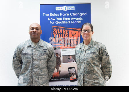 Master Sgt. Tavores Royster und Senior Master Sgt. Dominique Hogan, 403Rd Flügel Personalvermittler, für ein Foto vor Ihrem erhalten 1 Plakat darstellen. Die 403Rd Flügel Recruiting Office gewann die Air Force Reserve Command Recruiting Service teilen Sie Ihre Abenteuer Auszeichnung Okt. 27. Dieser Preis war für die meisten ascessions durch Zu Erhalten 1 (US-Programm vorgelegt. Air Force Foto/Senior Airman Heather Heiney) Stockfoto