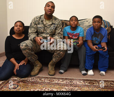 Tech. Sgt. Christopher McShan II, 341 Bauingenieur Squadron Emergency Management Flug Section Chief, verbringt Zeit mit seiner Familie zu Hause an der Malmstrom Air Force Base, Mont, Nov. 17, 2016. McShan ist in seinem Haus leben beteiligt sind, aber auch wie gut funktionieren. (U.S. Air Force Foto/Senior Airman Jaeda Tookes) Stockfoto