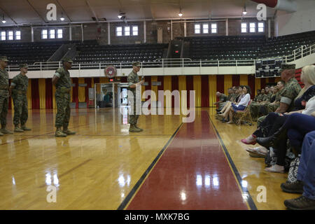 Oberstleutnant Randall K. Jones, Kommandierender Offizier, Bekämpfung Logistik Bataillon 2 (CLB) spricht während einer Entlastung und Termin Zeremonie am Camp Lejeune, N.C., 5. Mai 2017. Sgt. Maj Daniel J. Wilson seinen Posten als CLB2 Sgt aufgegeben. Maj, Sgt. Maj. Donald S. Holz Stockfoto